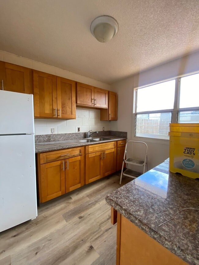 Building Photo - Renovated Townhome