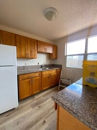 Building Photo - Renovated Townhome