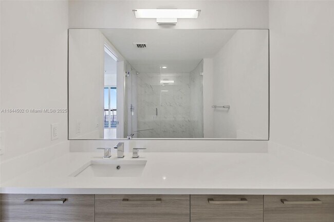 Building Photo - 1756 N Bayshore Dr
