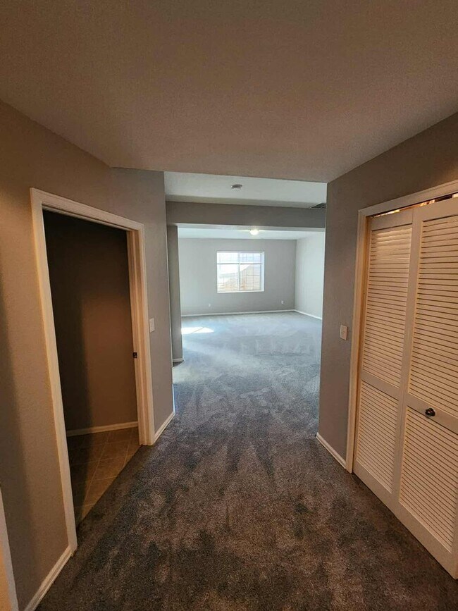 Building Photo - 3 Bedroom 3 Bath Rancher Town Home 2 Car Garage