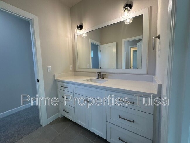 Building Photo - 1022 E Delmar Pl