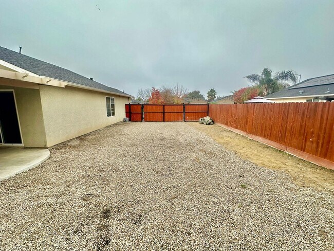 Building Photo - Spacious South Fresno 4/2