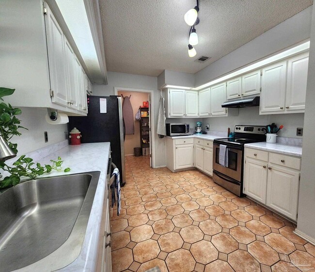 Building Photo - 589 Bobwhite Pl