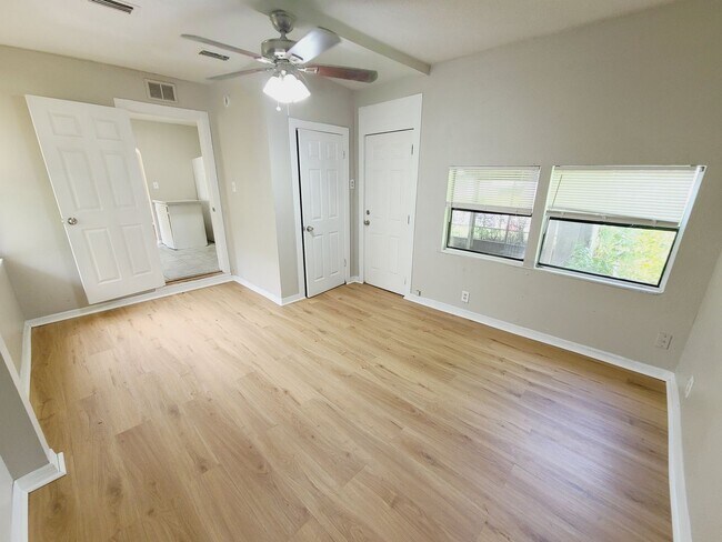 Building Photo - Three Bedroom One Bathroom Cottage in Palmetto Park, St. Petersburg