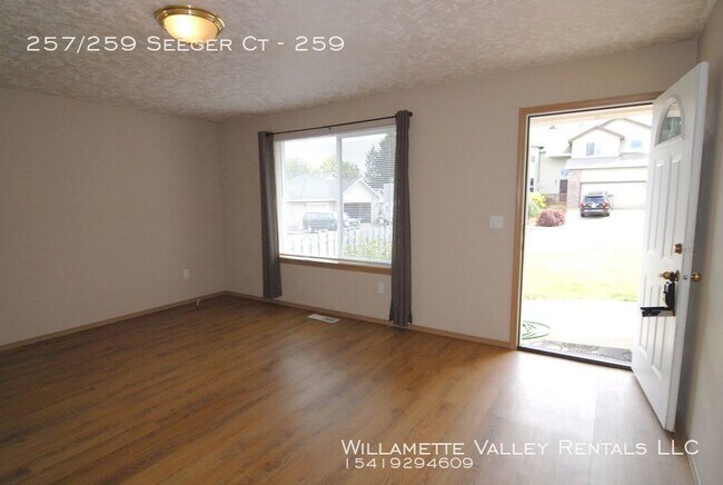 Building Photo - Nice S Salem duplex