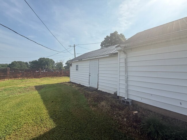 Building Photo - Three bedroom, 1 bath house in Graham