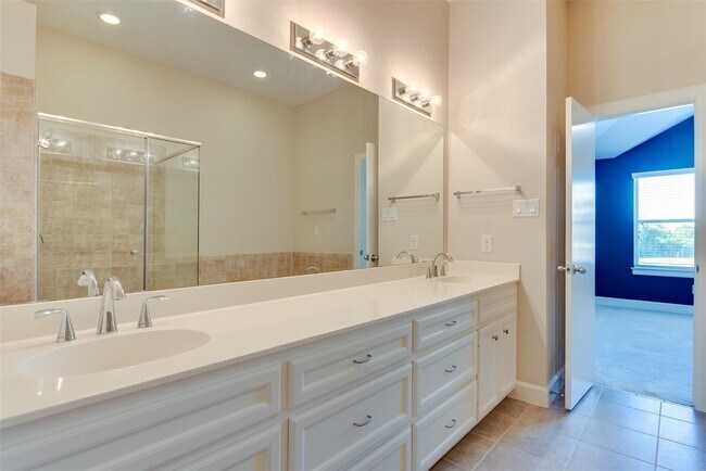 Building Photo - 5941 S Loop E