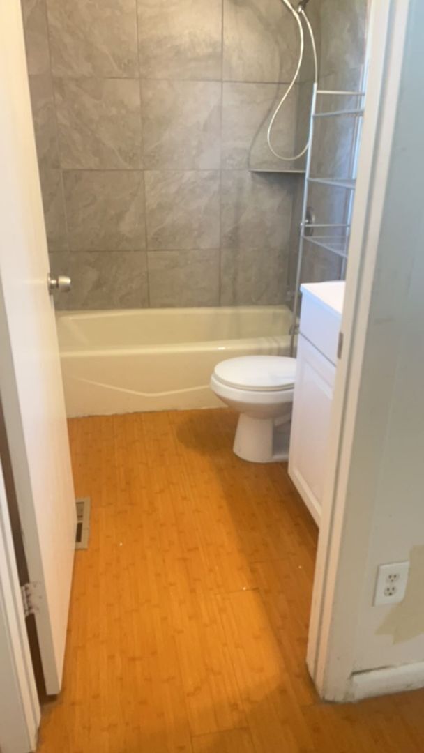 Building Photo - Awesome Bath Provo Home w yard and attache...