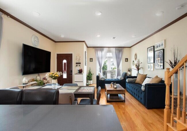 Building Photo - 86 Oak St