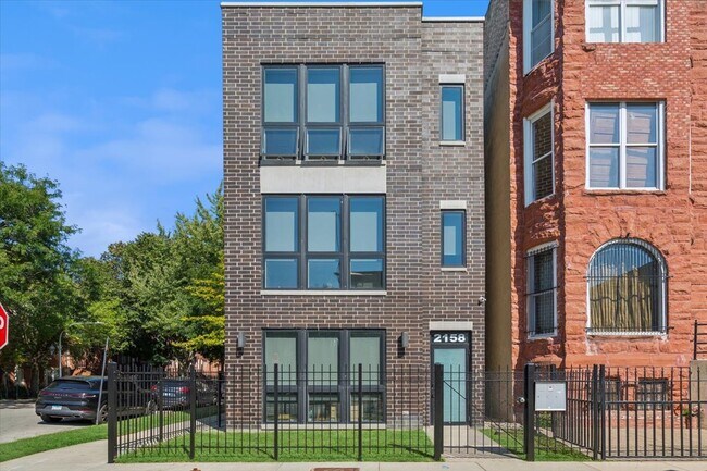 Primary Photo - 2158 W Adams St