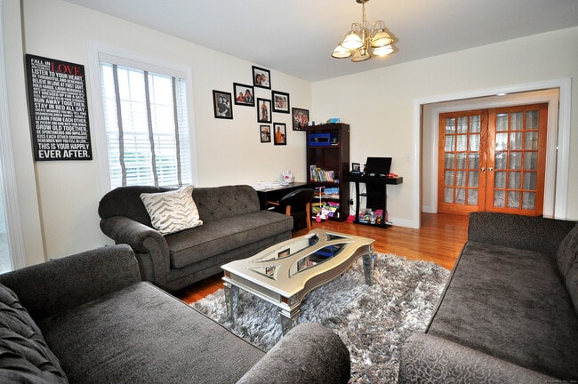 Building Photo - 3 Maplecrest Ln