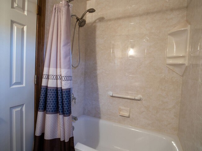 Building Photo - 4266 Roundhill Dr