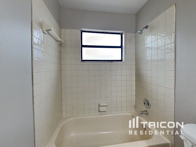 Building Photo - 15130 Heathridge Dr