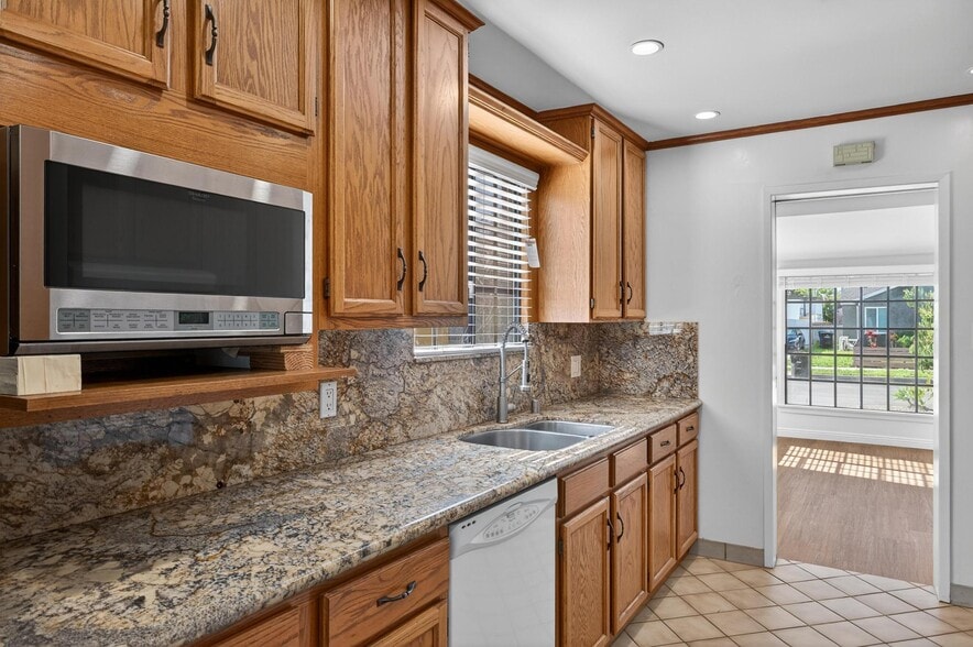 Building Photo - 15202 Florwood Ave