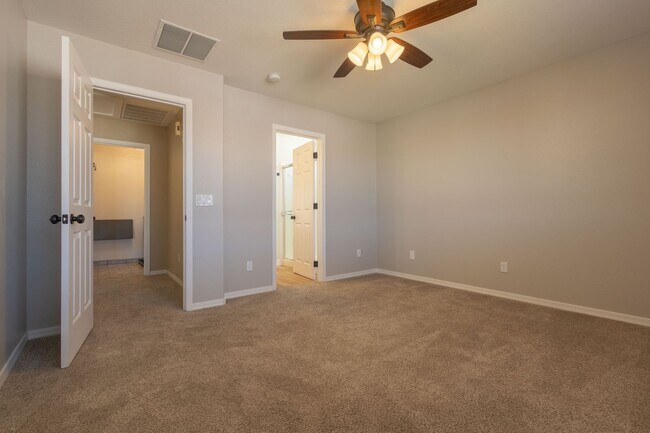 Building Photo - 3 Bedroom 2.5 Bathroom