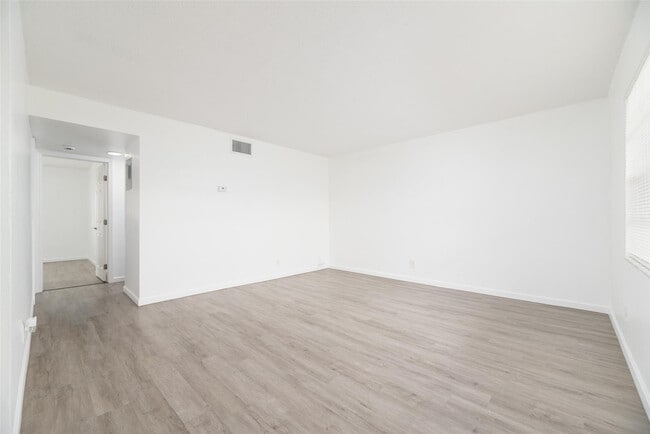 Building Photo - 1401 NE 17th Ct