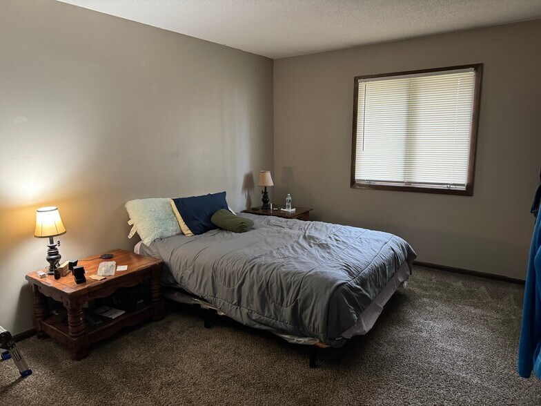 Building Photo - 422 Commodore Dr