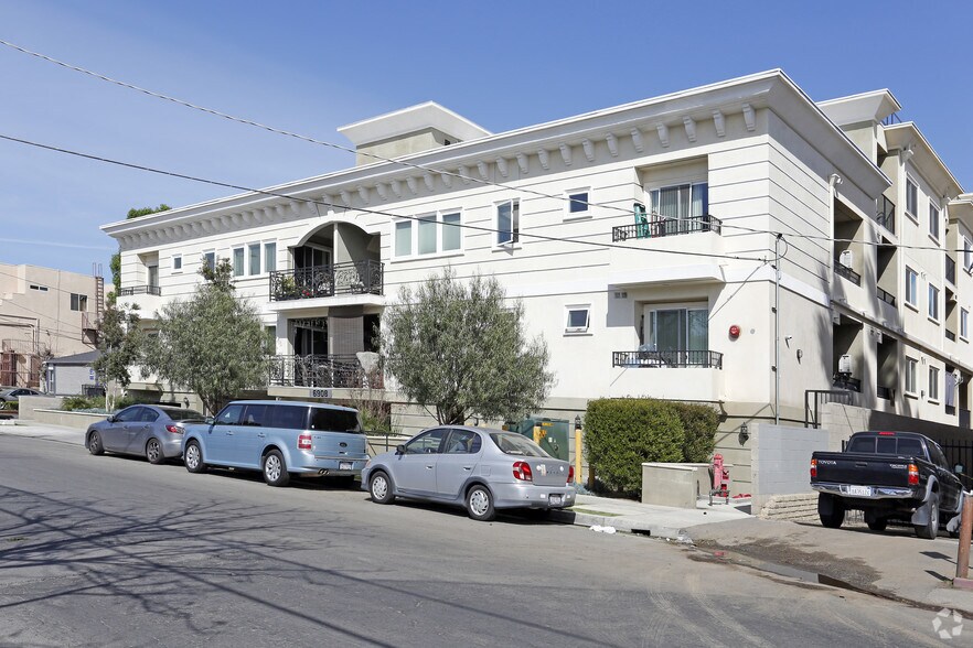 Building Photo - 6906-6908 Vesper Ave
