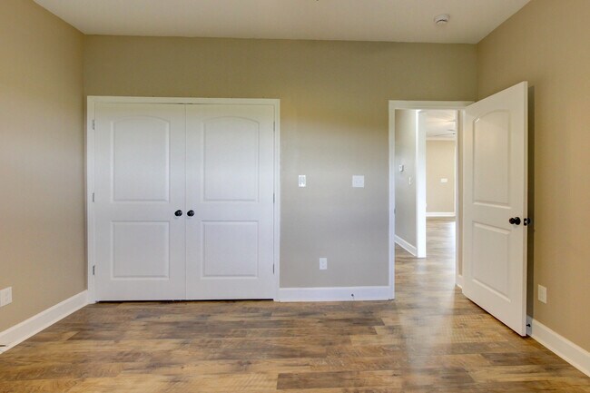 Building Photo - 135 Riverbend Dr