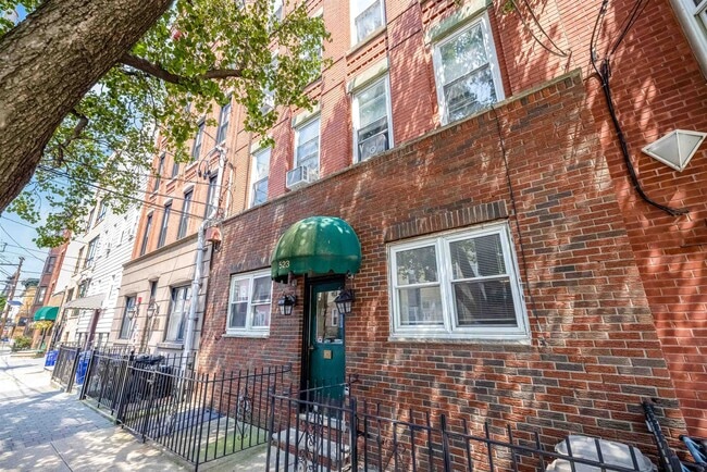 Building Photo - 523 Adams St