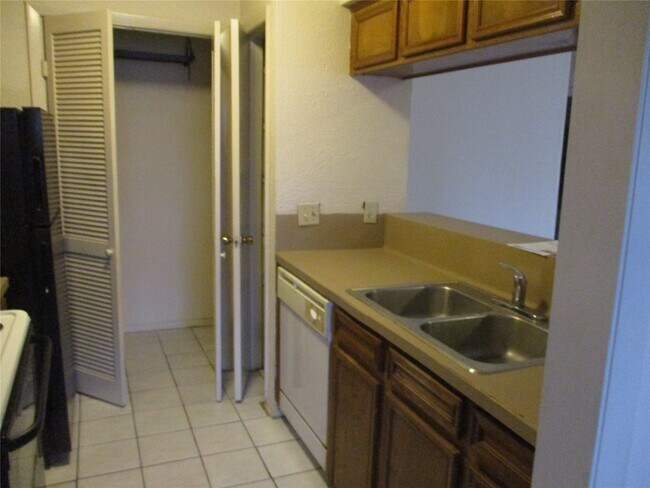 Building Photo - 10806 Lynbrook Dr