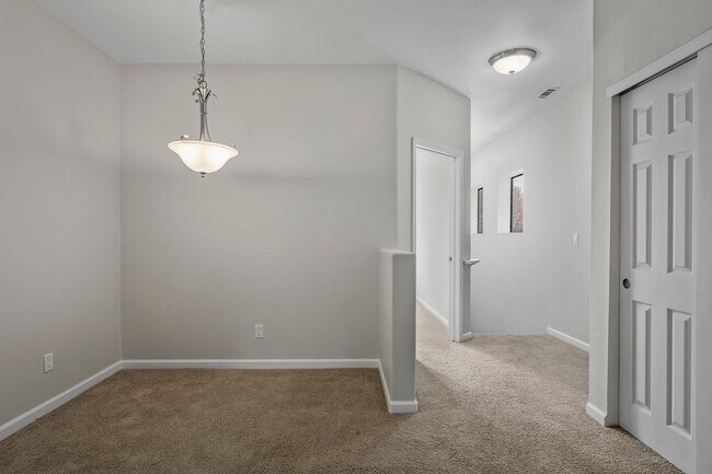 Building Photo - Beautiful 2-bedroom, 2 bath Condo in Gated...