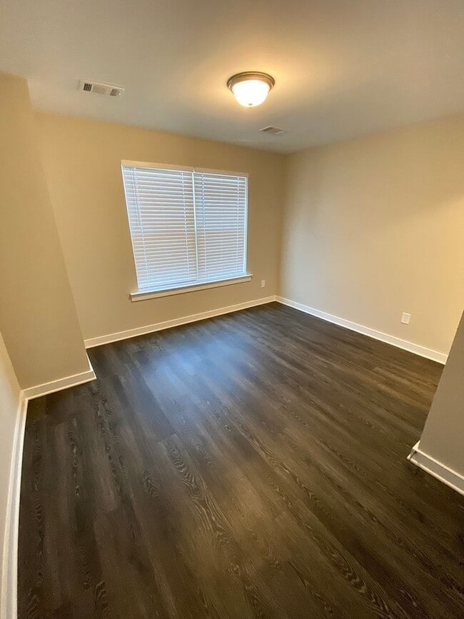 Building Photo - Home in Brookwood... Available to View Now!!!