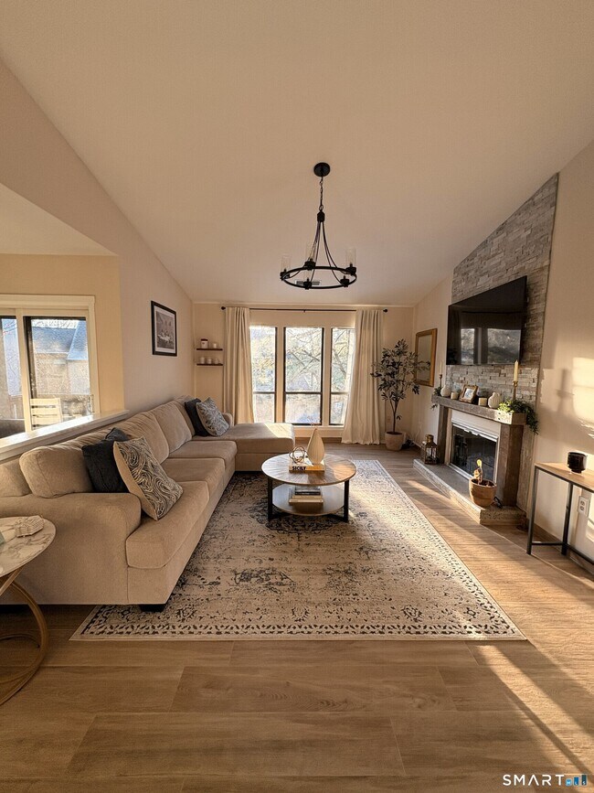 Building Photo - 7 Twin Oak Ct