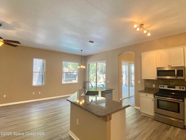 Building Photo - 765 Conestee Dr