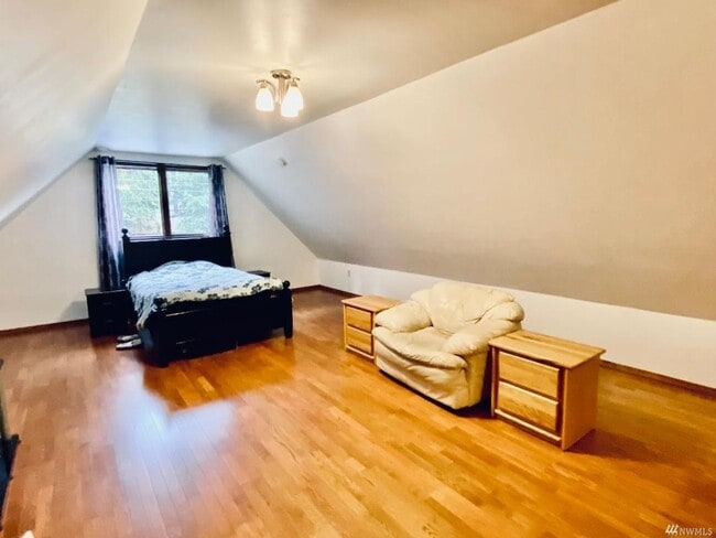 Building Photo - Versatile 3-Bedroom Silver Lake Home with ...