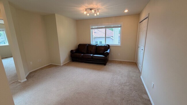 Building Photo - Beautiful Upgraded 4 Bedroom 2.75 Bath Home in Sammamish