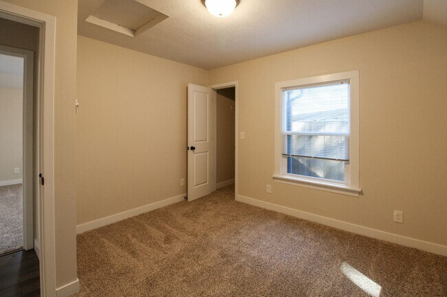 Building Photo - 860 Boxwood Ln SE