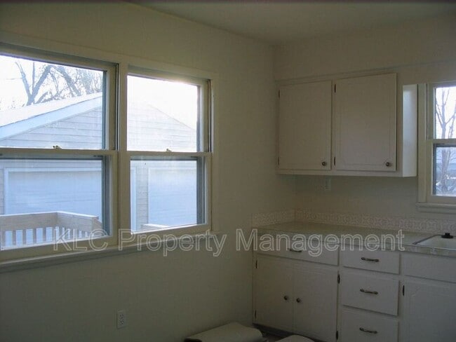 Building Photo - 627 3rd St