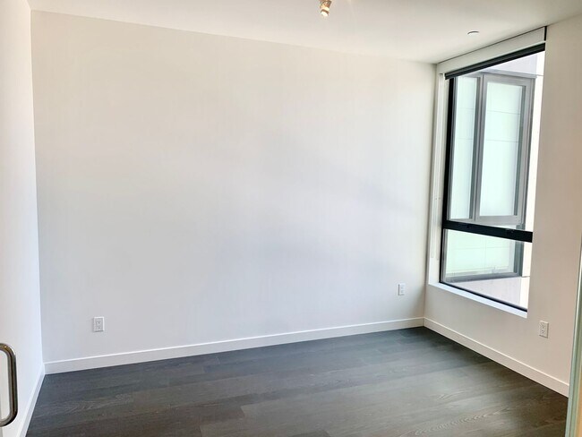 Building Photo - HIP 2BR/2BA Inner Mission Boutique Condo w...