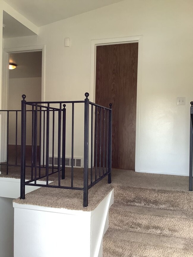 Building Photo - Spacious and bright 3-bedroom, 2-bathroom ...