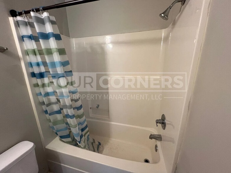 Building Photo - Room in Duplex on Beck St