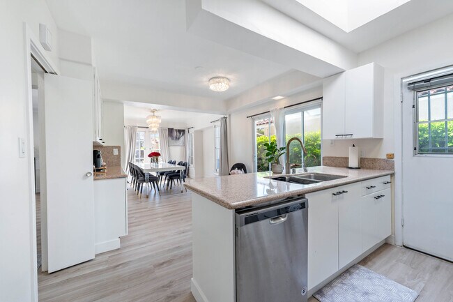 Building Photo - 140 N Carson Rd