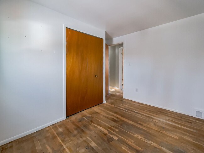 Building Photo - AVAILABLE NOW! Spacious and Inviting Westland Home!