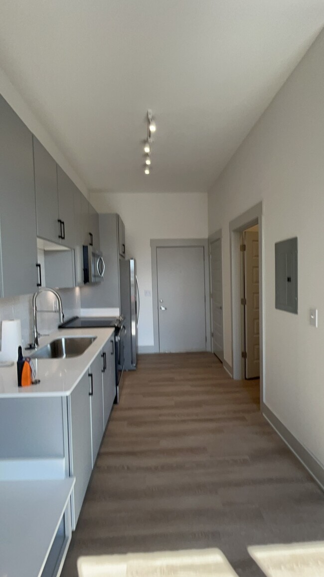 Building Photo - Studio Apartment minutes to Downtown Nashv...