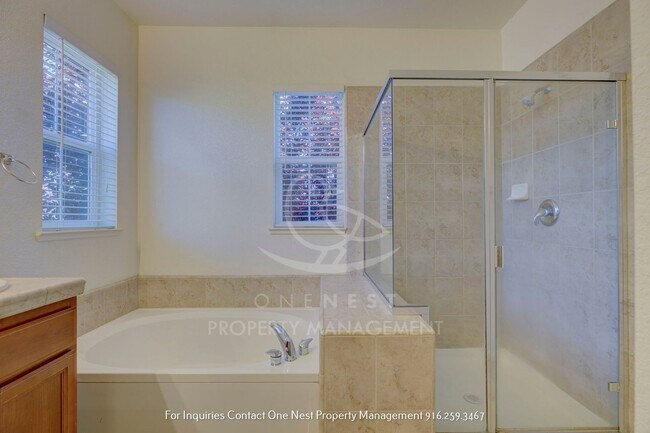 Building Photo - Stunning 3 bedroom 3 bathroom Lincoln Cros...