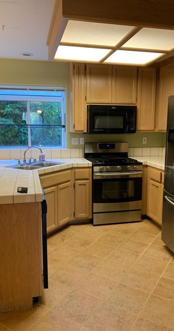 Building Photo - Spacious 3 Bedroom Home available in South...