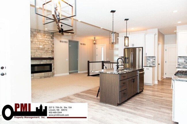 Building Photo - 5 Bedroom and 3 Bathroom House