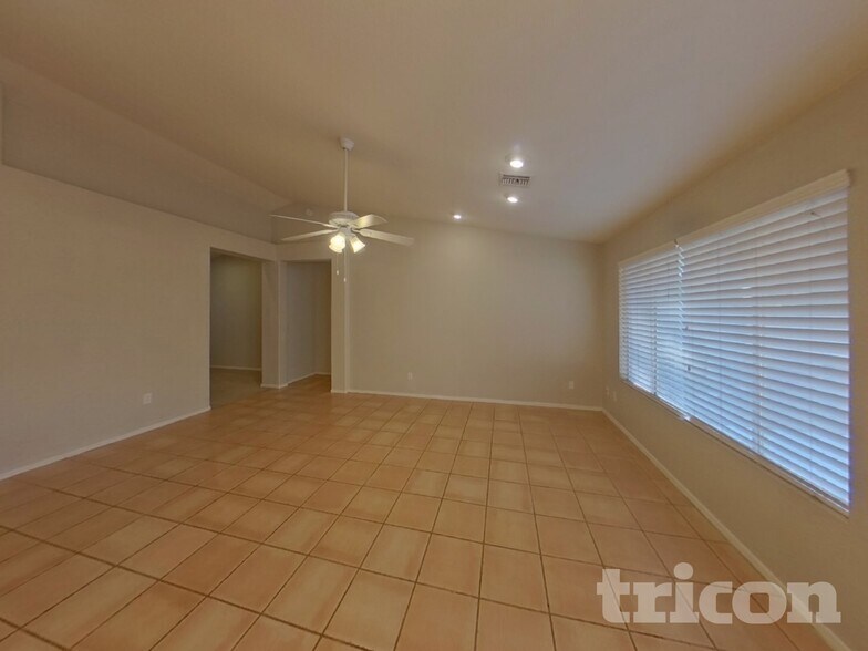 Building Photo - 1411 W Villa Theresa Dr