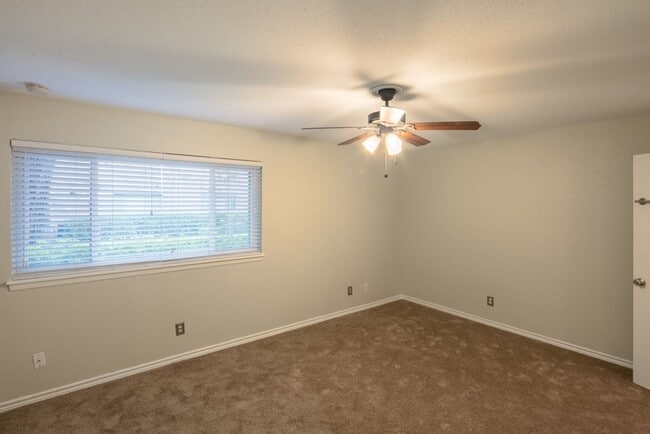 Building Photo - Condo Available for Rent!