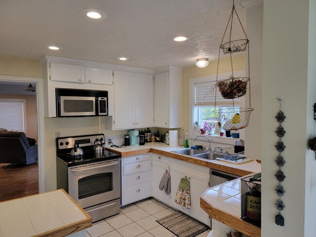 Building Photo - Beautiful 5 Bed, 2 Bath Single-Family House with Large Fenced Backyard Close to OSU!