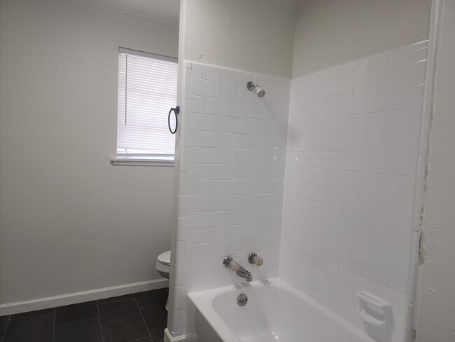 Building Photo - 846 Marilyn St