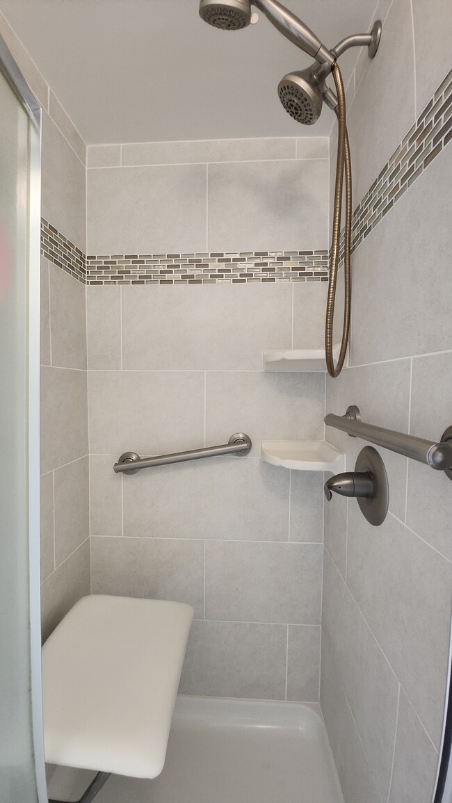 Building Photo - 469 Ena Rd