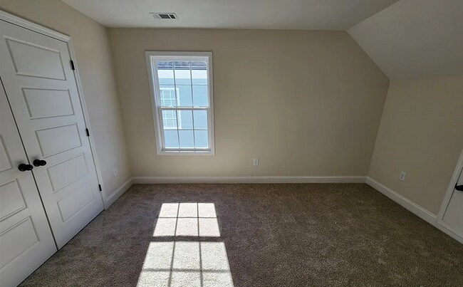 Building Photo - Charming 4 Bedroom 2.5 Bathroom with Bonus Room