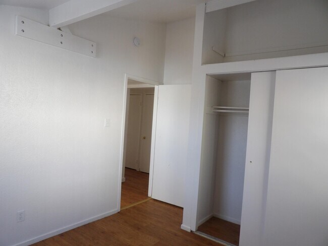 Building Photo - 1545 E 6th St