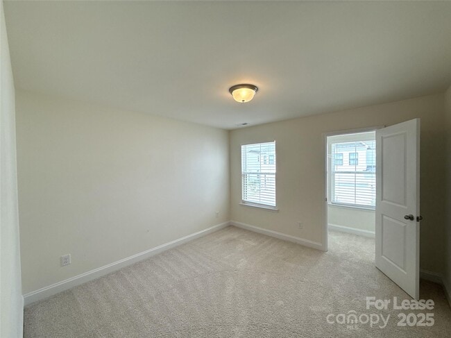 Building Photo - 6032 Mariemont Cir